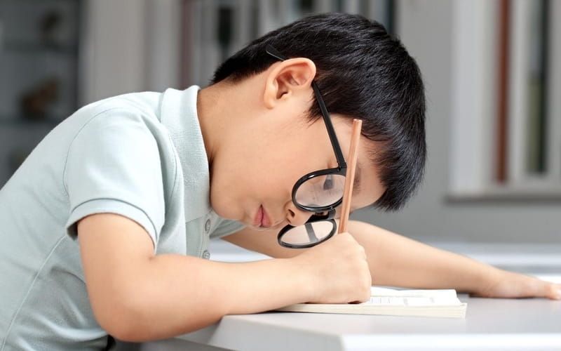 Cong vẹo cột sống học đường lý do ngày càng gia tăng ở học sinh