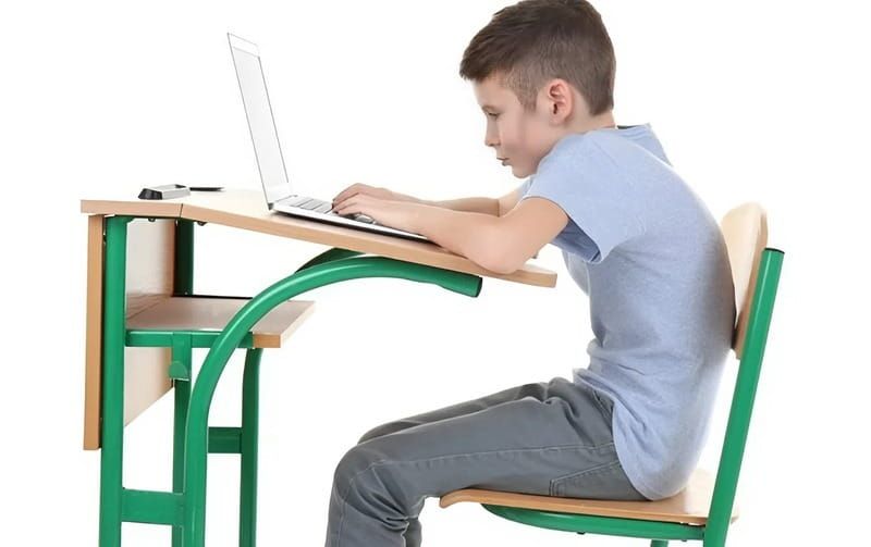 Những sai lầm phổ biến khiến học sinh ngồi học không đúng tư thế